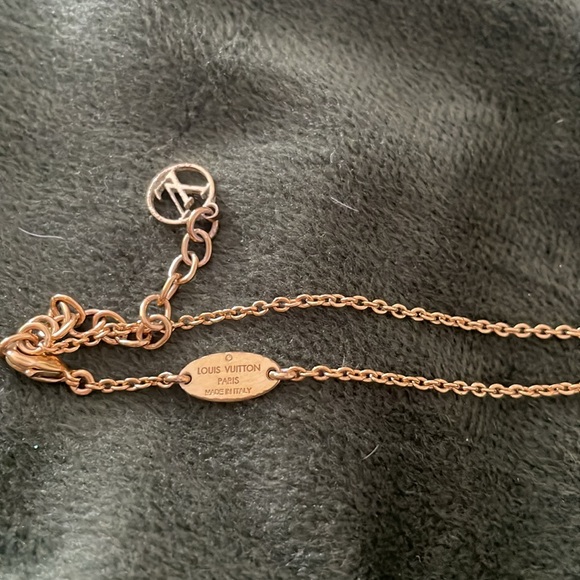 LV Essential V Necklace EUC 💛💛M61083💛💛 - Picture 10 of 13